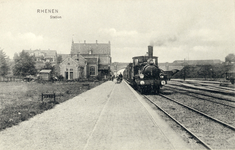 11898 Gezicht op het station van de H.IJ.S.M. (Hollandsche IJzeren Spoorweg-Maatschappij) te Rhenen, met een trein ...